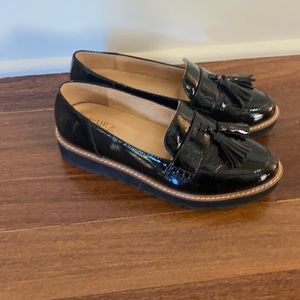 Platform loafer with tassel